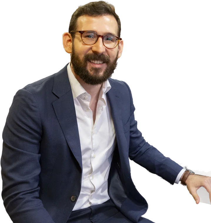 Dr. Eduardo Figueiredo, de blazer azul e óculos, sorrindo